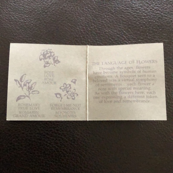 Vintage Avon Memories Porcelain Music Box Excellent Condition Music still plays. - Picture 5 of 5